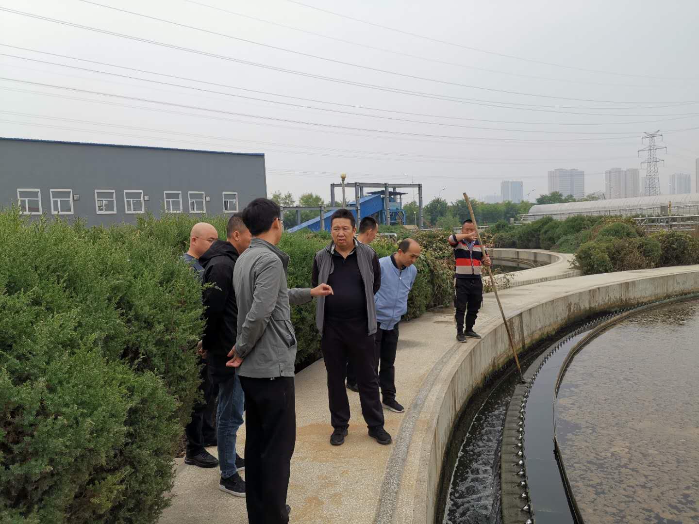 公司總經(jīng)理王建人在供水、污水生產(chǎn)一線開展風(fēng)險(xiǎn)隱患排查 (2).jpg