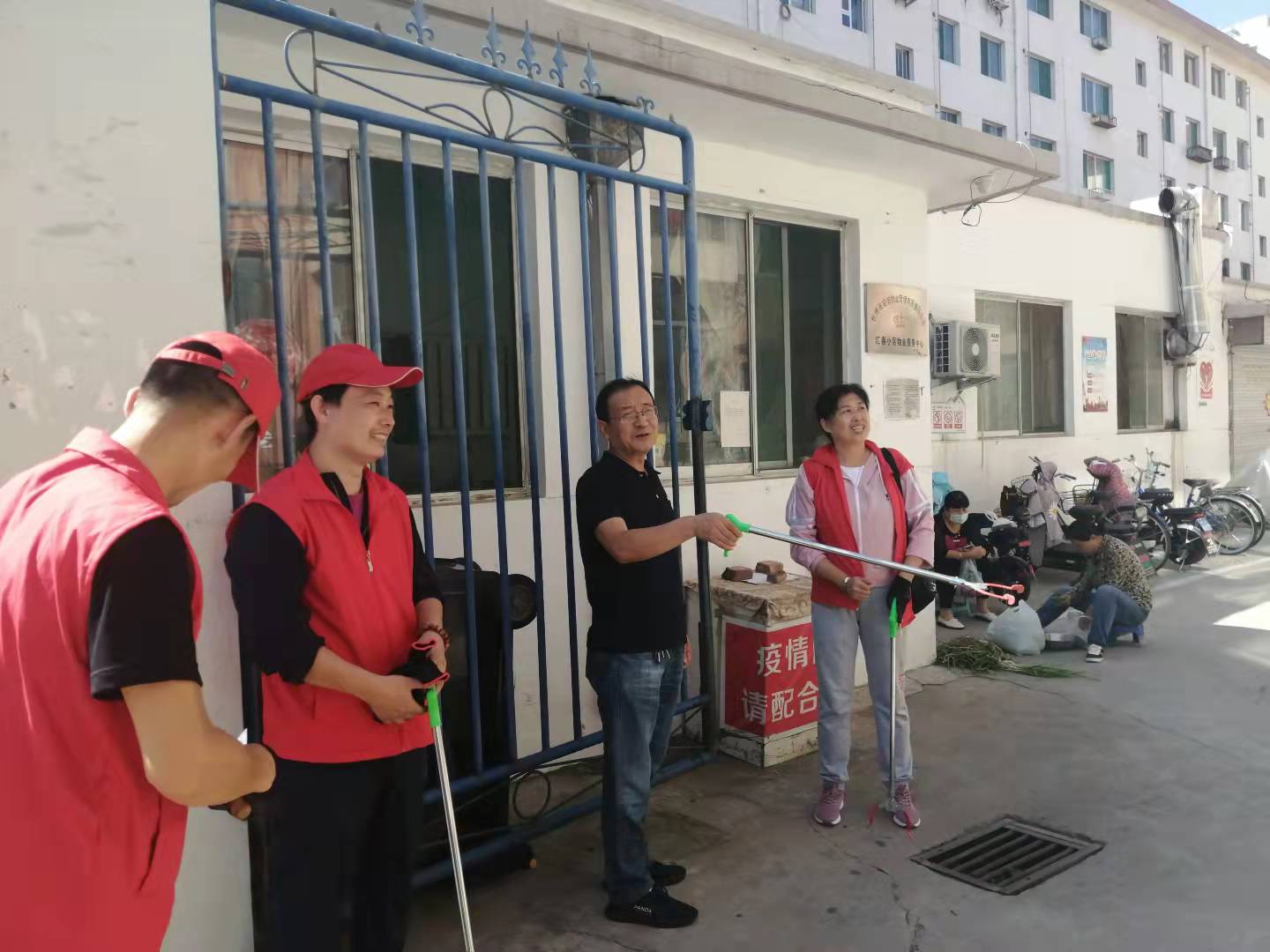 01-9月9日黨委委員、財務(wù)總監(jiān)辛建人在匯春小區(qū)檢查指導(dǎo)志愿者服務(wù).jpg